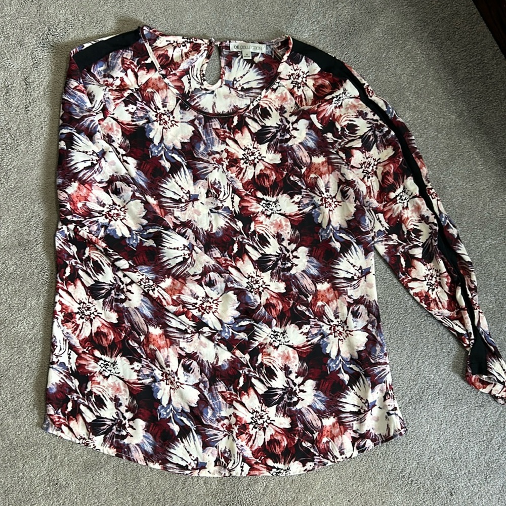 Lightweight floral blouse. Size M. De Collection